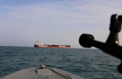 Αμερικανικές δυνάμεις προστατεύουν τη μεταφορά πετρελαίου από τον Κόλπο, εν μέσω της έντασης με το Ιράν.