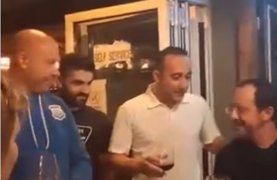 Άκουσε και το τσιαττιστό του ο Χριστοδουλίδης σε ταβέρνα (ΒΙΝΤΕΟ)