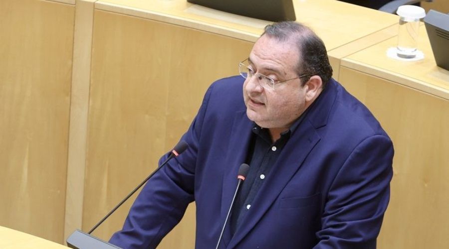 Υπάρχουν κονκλάβια, κλίκες και η δύναμη των μεγάλων που ό,τι θέλουν κάνουν, ανέφερε ο Δημήτρης Σούγλης για τη Βουλή