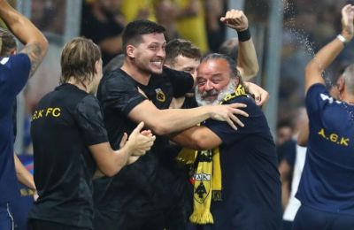 Ηλιόπουλος και παίκτες έγιναν ένα μετά τον θρίαμβο της ΑΕΚ