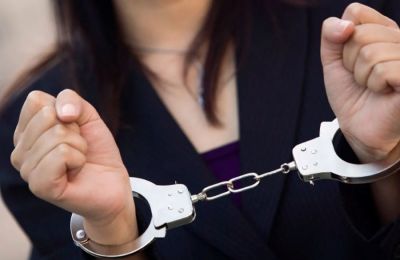 Βρήκαν 6.700 σε διαμέρισμα και συνέλαβαν δύο γυναίκες