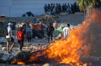 Ξεφεύγει η κατάσταση στη Θέουτα: Κάτοικοι καίνε σκηνές μεταναστών -VID