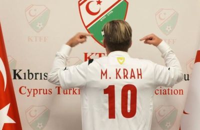 Φόρεσαν και ποδοσφαιρική φανέλα στον Γερμανό βουλευτή