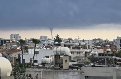 Στο έλεος της κακοκαιρίας - Φοβερός υδροστρόβιλος στη Λάρνακα (ΒΙΝΤΕΟ)