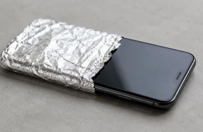 Οι λόγοι που κάποιοι τυλίγουν το smartphone τους με αλουμινόχαρτο