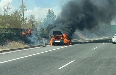 Στις φλόγες όχημα στον αυτοκινητόδρομο (BINTEO)