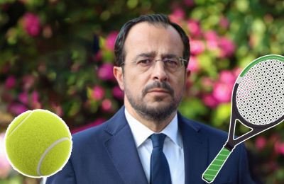 Νίκος Χριστοδουλίδης: Κάνει σόου παίζοντας ρακέτες με μαγιό