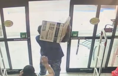 Δείτο το εντυπωσιακό βίντεο που καταγράφηκε από τις κάμερες του καταστήματος.