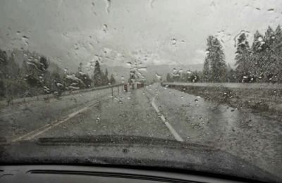 Το οδόστρωμα σε διάφορα σημεία όπου παρουσιάζεται ροή και συσσώρευση νερού, είναι ολισθηρό.