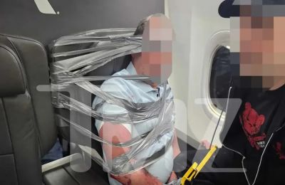 Ο επιβάτης φέρεται να χτύπησε τον διπλανό του και να κατέστρεψε τον υπολογιστή του.