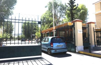 Οι δύο κατηγορούμενοι παραμένουν κρατούμενοι μέχρι την εκδίκαση της υπόθεσης.