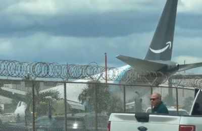 Αεροσκάφος βγήκε εκτός διαδρόμου και συγκρούστηκε με οχήματα-VIDEO