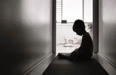 Τ ανήλικα παιδιά φέρονται να ζούσαν επί χρόνια υπό άθλιες συνθήκες, αντιμετωπίζοντας βία, στέρηση τροφής και περιορισμό της ελευθερίας τους.