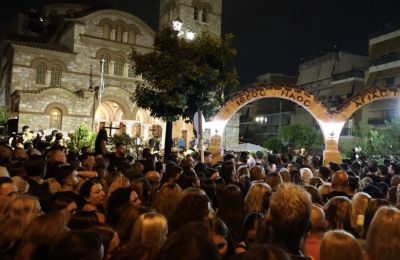 Μόλις το φέρετρο μεταφέρθηκε εντός της εκκλησίας, οι παρευρισκόμενοι άρχισαν να φωνάζουν «αθάνατος».