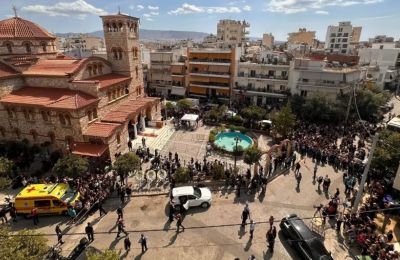 Πλήθος κόσμου αποχαιρετά τον Γιώργο Μαζωνάκη -LIVE Εικόνα