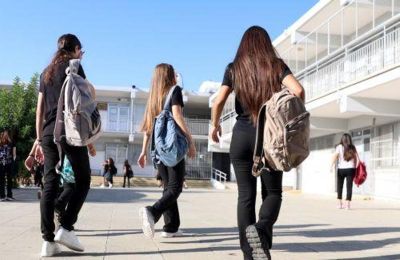 Aποχή μαθητών κατά την ώρα της συνεδρίας της Επιτροπής Παιδείας