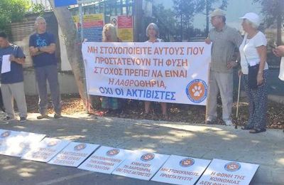 Διαμαρτυρία ακτιβιστών έξω από Βουλή και παράλληλη συγκέντρωση κυνηγών