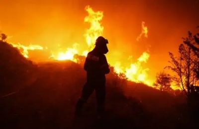 Η πυρκαγιά βρίσκεται υπό την επιχειρησιακή ευθύνη του Τμήματος Δασών.