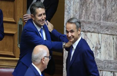Ο πρόεδρος της διακομματικής επιτροπής Αναθεώρησης, Μάκης Βορίδης, καλωσόρισε δημόσια την επιστροφή του υφυπουργού παρά τω πρωθυπουργώ στη Βουλή.