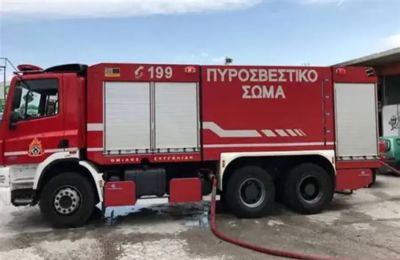 Σε άχρηστα υλικά που βρίσκονταν στο κλιμακοστάσιο του κτιρίου προκλήθηκε η φωτιά.