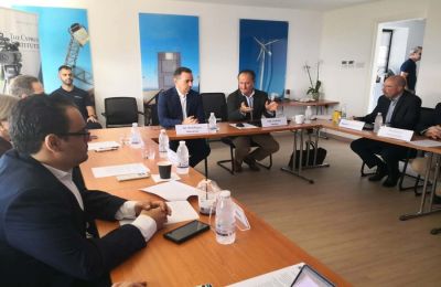Ο Υφυπουργός έρευνας ανέφερε ότι η παρουσία του στη μονάδα είχε ως στόχο και την εξέταση λύσεων που αναπτύσσονται και δοκιμάζονται εκεί.