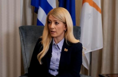 Μια Συναγερμικός, μια κομματικά ορφανός, κι άμα δυσκολεύεται ΔΗΣΑΚΕΛ