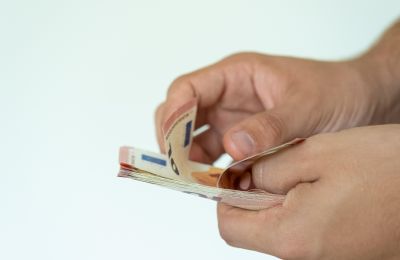 Το πετρέλαιο «καίει» τα επιτόκια της ΕΚΤ