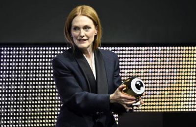 Η Τζούλιαν Μουρ βρέθηκε στη Ζυρίχη με τον Τζέσι Άιζενμπεργκ για την πρεμιέρα της νέας τους ταινίας.