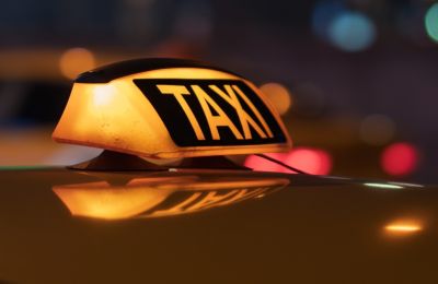 Αθήνα: Δάγκωσε οδηγό ταξί, της έκοψε το αυτί και την κυνηγούσε  