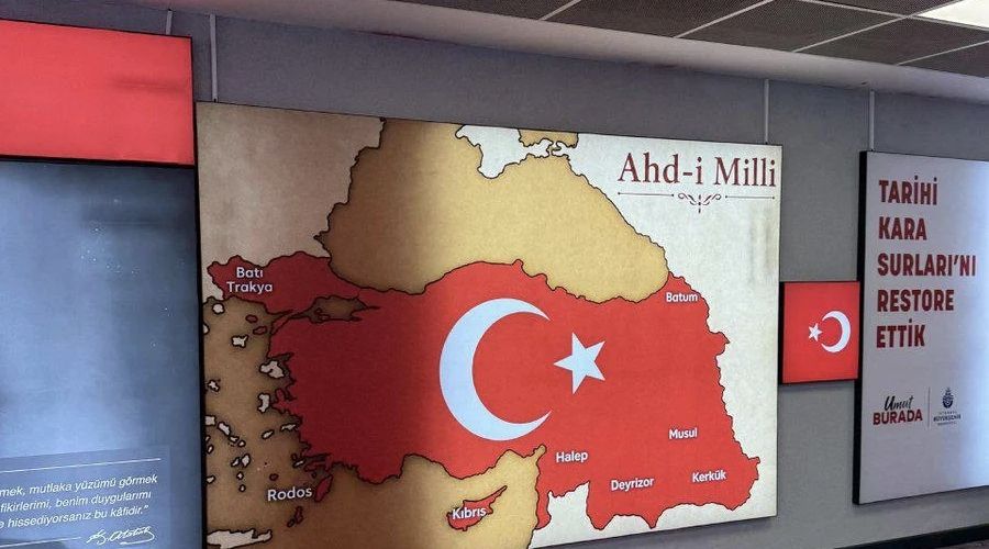 Αυτόν τον χάρτη αντικρίζουν τα τελευταία 24ωρα όσοι χρησιμοποιούν την πολσύχναστη υπόγεεια διάβαση στο Καράκιοϊ, στο ευρωπαϊκό τμήμα της Κωνσταντινούπολης