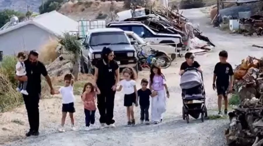 Δύο νέοι άνθρωποι έχουν σήμερα την ευλογία να ακούνε εννέα διαφορετικές παιδικές φωνούλες στο σπιτικό τους
