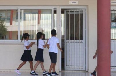 Μη εγγεγραμμένος ψυχολόγος παρέχει υπηρεσίες εντός σχολείου