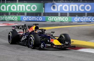F1: Κυρίαρχος ο Φερστάπεν στο βρόχινο Σπριντ της Σιγκαπούρης