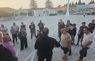 Η εκδήλωση διαμαρτυρίας έξω από το Δημοτικό Μέγαρο Πάφου.