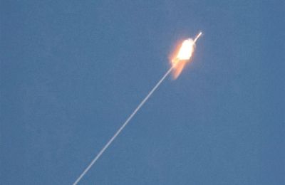 Μάρτυρες τους οποίους επικαλείται το πρακτορείο Reuters έκαναν λόγο για τρεις εκρήξεις στην πόλη.