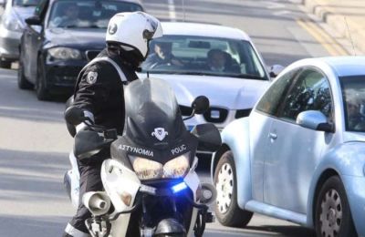 Δύο αστυνομικοί γλίτωσαν μανούλα και το βρέφος της από εφιάλτη