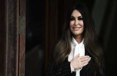 Αξιωματούχοι του Στέιτ Ντιπάρτμεντ τής ζήτησαν να προσκομίσει απόδειξη που να δείχνει ότι είχε πληρώσει τον λογαριασμό από την τσέπη της.