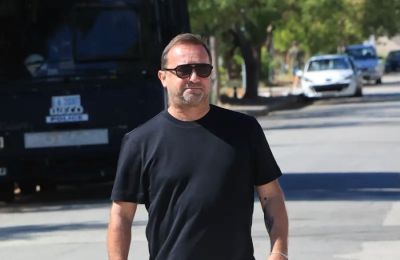 Έδειχνε φωτογραφίες οστών ζώων, φωνάζοντας ότι είναι από θύματα Τεμπών