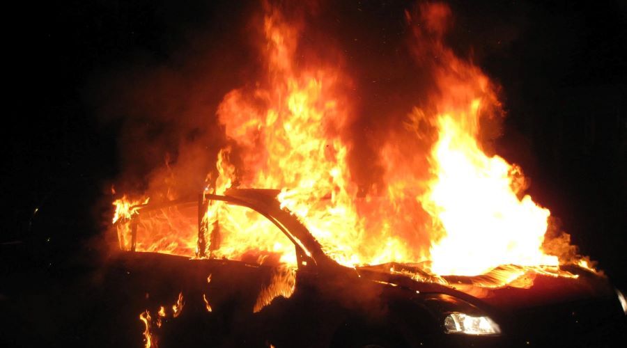Λαμπάδιασαν ακινητοποιημένα οχήματα τα ξημερώματα