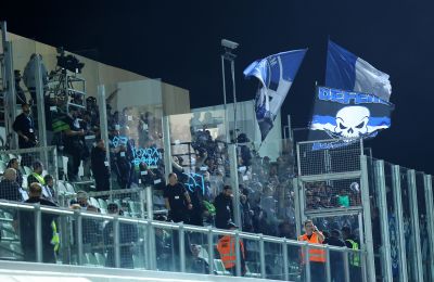 Οι σημαίες έφεραν 12λεπτη καθυστέρηση στο Ομόνοια 29Μ - Ανόρθωση
