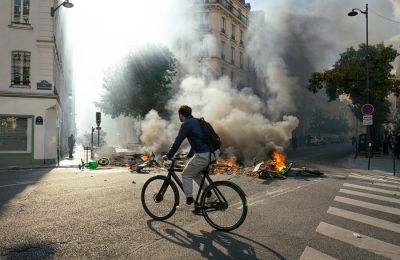 Η απαγόρευση τίθεται σε ισχύ από τις 23:00 έως τις 06:00.
