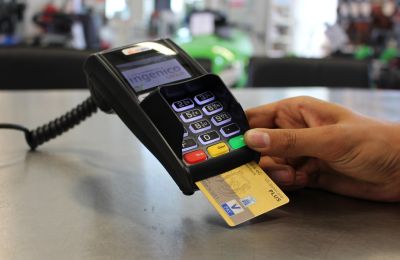 «Πάγωσαν» οι πληρωμές: Δεν περνούν οι κάρτες