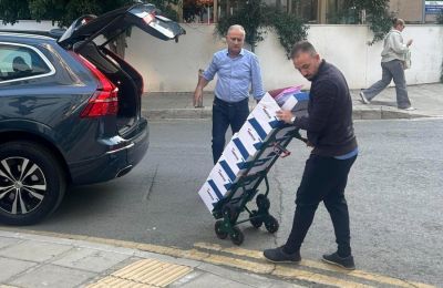 Με κιβώτια στην Πινδάρου ο Αβέρωφ για τις υπογραφές (ΕΙΚΟΝΕΣ)