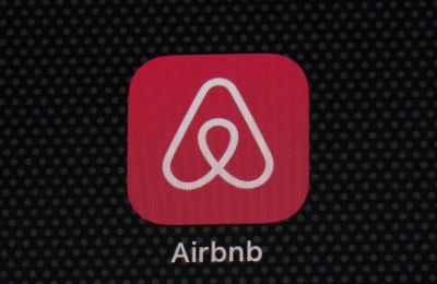 Airbnb: Τι αλλάζει με τους νέους κανόνες για τους επισκέπτες