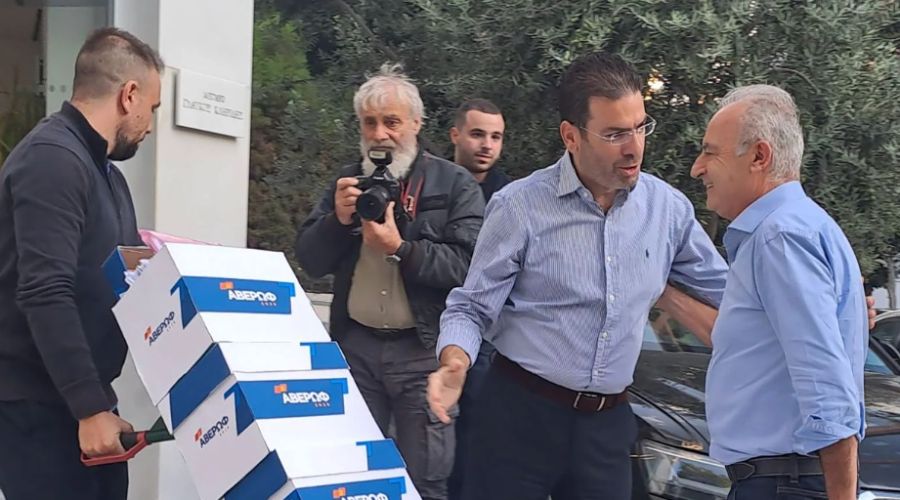 Ευτυχώς που μόνο 3.000 ήταν οι υπογραφές που μάζεψε ο Αβέρωφ. Αν ήταν περισσότερες μπορεί και να βλέπαμε κοντέινερ να φτάνει στην Πινδάρου....