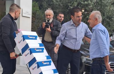 Ευτυχώς που μόνο 3.000 ήταν οι υπογραφές που μάζεψε ο Αβέρωφ. Αν ήταν περισσότερες μπορεί και να βλέπαμε κοντέινερ να φτάνει στην Πινδάρου....