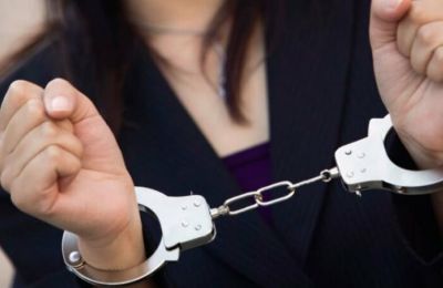 Πέρασαν χειροπέδες σε αστυνομικό για κατοχή ναρκωτικών