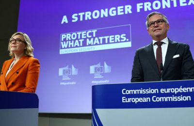 Η ΕΕ δίνει στη Frontex νέες εξουσίες για απέλαση μεταναστών 