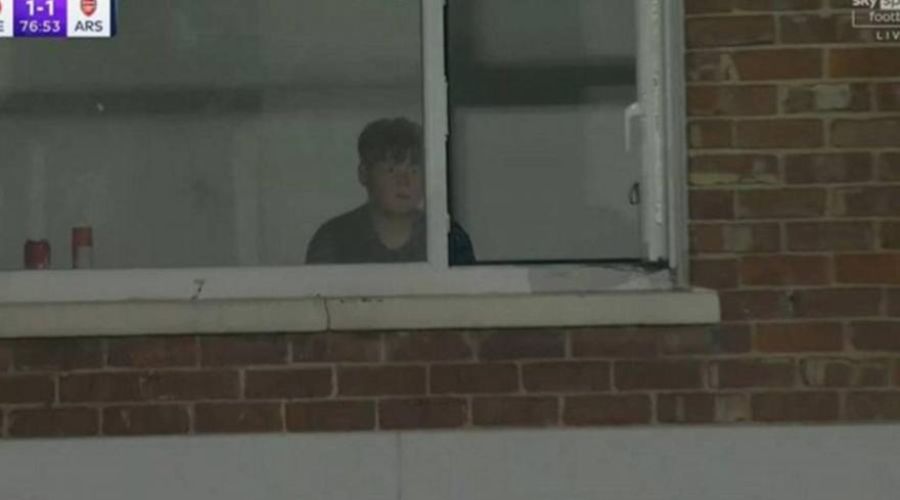 Φλίτγουντ: Viral ο μικρός φίλαθλος στο παράθυρο