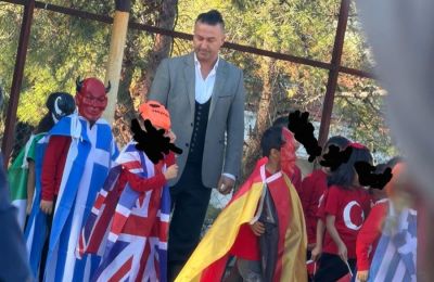 Τούρκοι έντυσαν παιδιά με ελληνική σημαία και μάσκα δαίμονα